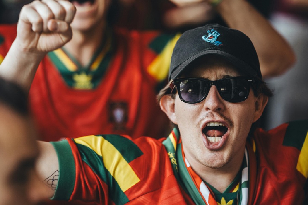 images/football_fan_happy.jpg